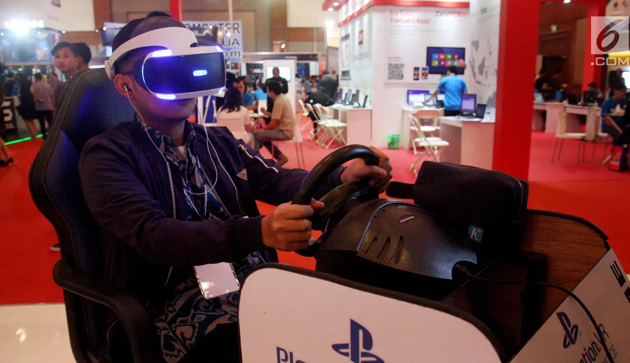 Pengunjung mencoba teknologi Play Station selama BRI Indocomtech 2017 di Jakarta, Kamis (2/11). Pameran ini memamerkan serangkaian produk gadget, smartphone, virtual reality dan piranti pakai (wearable device). (Liputan6.com/Johan Tallo)