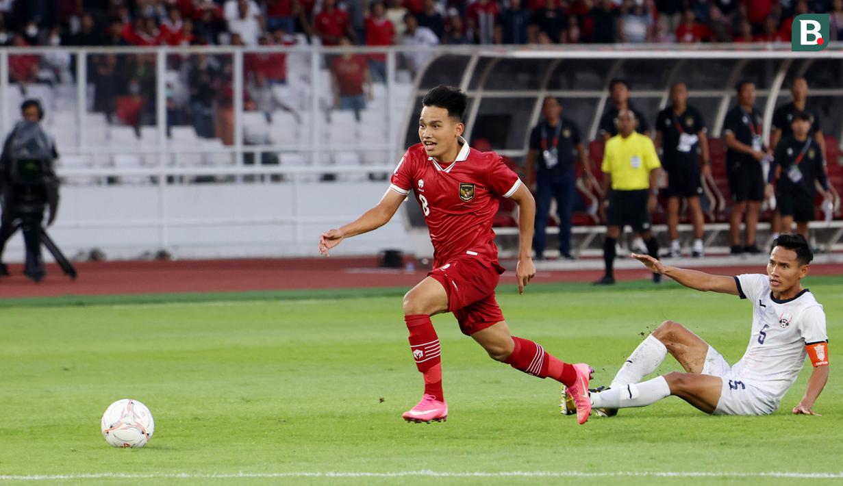 Baru empat menit babak kedua berjalan, Skuat Garuda nyaris menambahkan keunggulan. Witan Sulaiman (kiri) berhasil lolos dari jebakan offside dan berhadapan satu lawan satu dengan kiper Kamboja, namun sayang tembakannya melebar tipis dari gawang Kamboja. (Bola.com/M Iqbal Ichsan)