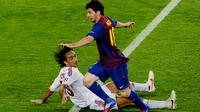 Alessandro Nesta saat membela AC Milan dan selalu menyulitkan Lionel Messi (PIERRE-PHILIPPE MARCOU / AFP)