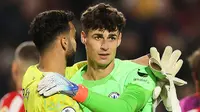 Kepa Arrizabalaga. Serupa dengan Sergio Ramos, kiper Chelsea berusia 28 tahun ini juga mampu merebut posisi kiper utama The Blues pada awal musim 2022/2023 dan berharap masuk skuad Timnas Spanyol di Piala Dunia 2022 Qatar. Sial baginya, cedera datang menghampirinya saat laga terakhirnya kontra Brighton pada 29 Oktober 2022 lalu. (AFP/Adrian Dennis)