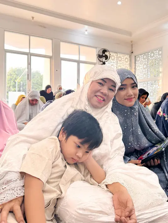 <p>Gala Sky salat di shaf perempuan bersama dengan tantenya, Fuji dan neneknya, Dewi Zuhriati. (Foto: Instagram/ fuji_an)</p>