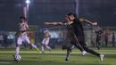 Pemain Selebritis FC, Darius Sinathrya (kanan), mendapatkan pengawalan ketat dari pemain Colossus FC pada laga Celebrity Trofeo Cup 2023 yang beralangsung di DM Sport, Ciledug, Tangerang, Minggu (29/10/2023). (Bola.com/Bagaskara Lazuardi)