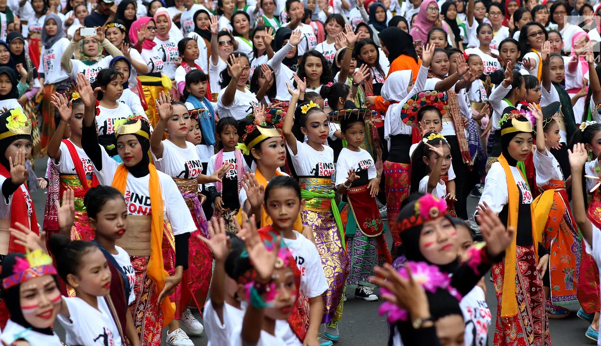 Sekitar 2000 penari membawakan tarian tradisional Indonesia saat Car Free Day di Senayan, Jakarta, Minggu (13/08). Tarian ini merupakan rangkaian dari kampanye Indonesia Is Me yang diadakan untuk mensyukuri Kemerdekaan RI. (Liputan6.com/Fery Pradolo)