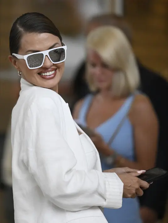 Victoria Bonya tampil dengan gaya busana serba putih saat menghadiri acara itu. (AFP/Patricia De Melo Moreira)