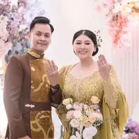 Sementara itu, Sandro mengenakan atasan batik yang dibuat menjadi model beskap modern. Batik tersebut pun serasi dengan kain bawahan yang dikenakan Clarissa. [@imagenic]