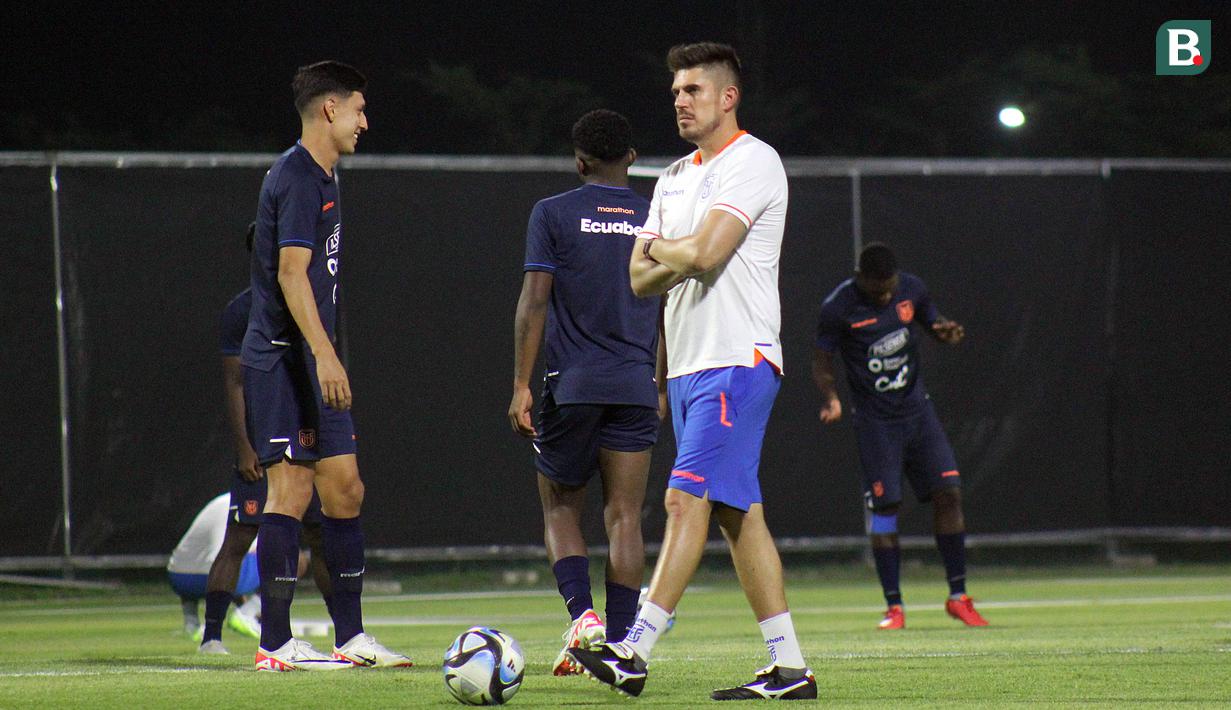 Pelatih Timnas Ekuador U-17, Diego Martinez (tengah), menyaksikan dengan seksama anak asuhnya saat menjalani latihan di Lapangan Latihan A Stadion Gelora Bung Tomo (GBT), Surabaya, Jawa Timur, Selasa (7/11/2023). (Bola.com/Aditya Wany)