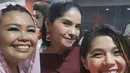 Penampilannya pun dilengkapi dengan aksesori keemasan dari kalung model choker berliontin serta anting-anting berukuran besar yang memiliki warna maroon sesuai warna bajunya. [@merryriana]