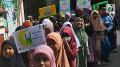 Murid SDI Al-Hidayah berjalan kaki  mengikuti pawai sambut  bulan Ramadan 1444 H di Cinere, Depok, Jawa Barat (17/3/2023). (merdeka.com/ Arie Basuki)