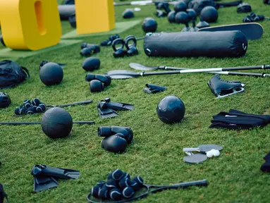 Peralatan olahraga yang mewakili berbagai disiplin ilmu dari 487 atlet Ukraina yang gugur digambarkan di Parliament Square, di seberang Gedung Parlemen di pusat kota London pada 24 Juli 2024. (BENJAMIN CREMEL/AFP)