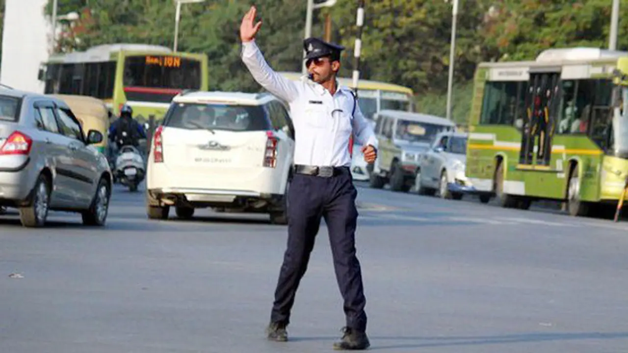 Aksi Unik Polisi India untuk Atur Lalin yang Kacau
