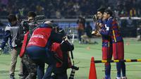 Dua pemain Barcelona, Neymar (kanan) dan Luis Suaez berpose di depan fotografer, sembari menunjukkan trofi jawara Piala Dunia Antarklub 2015, Minggu (20/12/2015) malam WIB. (Reuters/Yuya Shino)