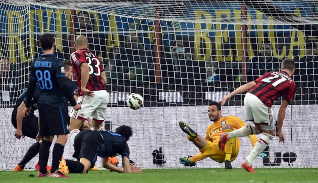 Kiper Inter Milan, Samir Handanovic (kedua kanan) berusaha mengahalau bola dari tendangan pemain milan pada laga serie A di Stadio Giuseppe Meazza, Senin (20/4/2015). Inter Milan bermain imbang 0-0 dengan AC Milan. (AFP PHOTO/Giuseppe Cacace)