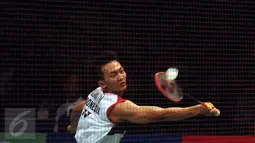 Tunggal putra Indonesia, Ihsan Maulana M mengembalikan bola saat laga melawan pemain Malaysia Lee Chong Wei di semifinal BCA Indonesia Open 2016, Jakarta, Sabtu (4/6/2016). Ihsan kalah dua set langsung 9-21, 18-21. (Liputan6.com/Helmi Fithriansyah)