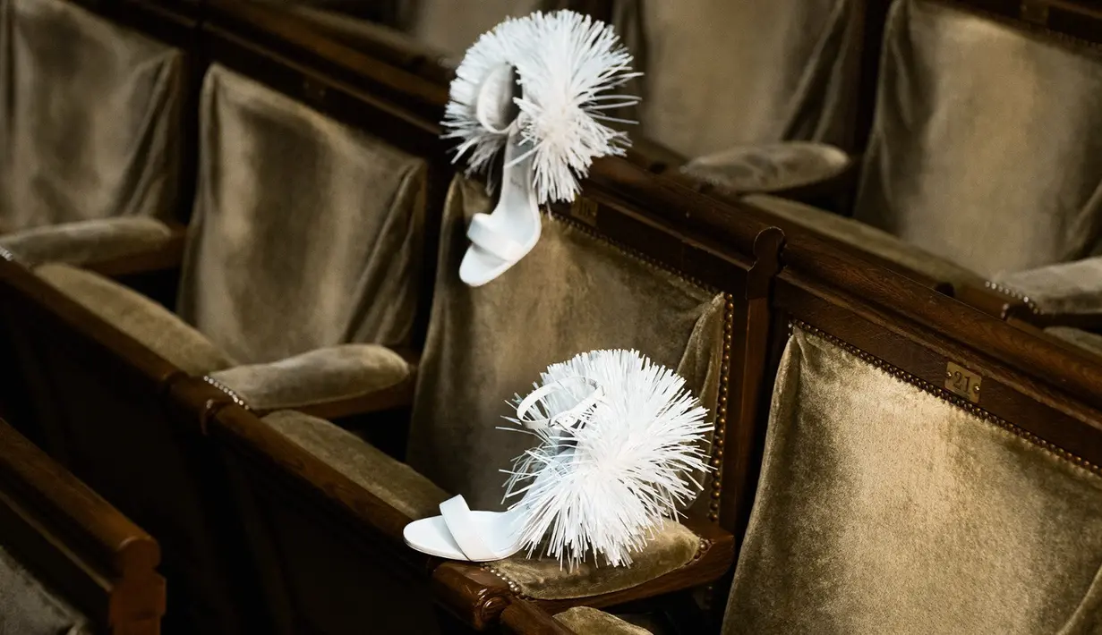 Pertunjukan dilanjutkan dengan presentasi cocktail di Grand Salon. Christian Louboutin memperkenalkan karyanya Koleksi Musim Semi/Musim Panas 2024 di galeri megah tempat produk-produk indah dipamerkan secara melayang di relung merah yang terletak di dalam kotak cermin krom, menciptakan ilusi optik tak terbatas.  [Dok/Christian Louboutin]