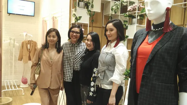 Kolaborasi Aksesori Tatjana Saphira-Karina Salim dan Cotton Ink