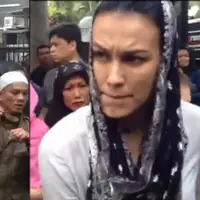 Sophia Latjuba Ikut Solat Jenazah