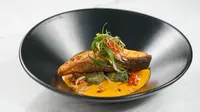 Red Curry Roasted Salmon dengan perpaduan Roasted Eggplant dan Tomato Cherry. (Dok. Siaran Pers Mensa The Table)