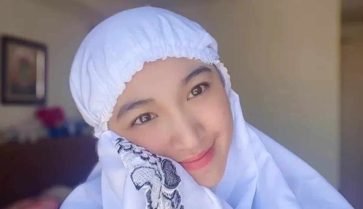 Member JKT48 asal Jogja ini memang beberapa momen abadikan foto saat selfie setelah salat. Shani JKT48 dengan senyum manis ini dipuji para fans JKT48. Foto ini pun banjir like dan komentar dari netizen. (Liputan6.com/IG/jkt48.shani)