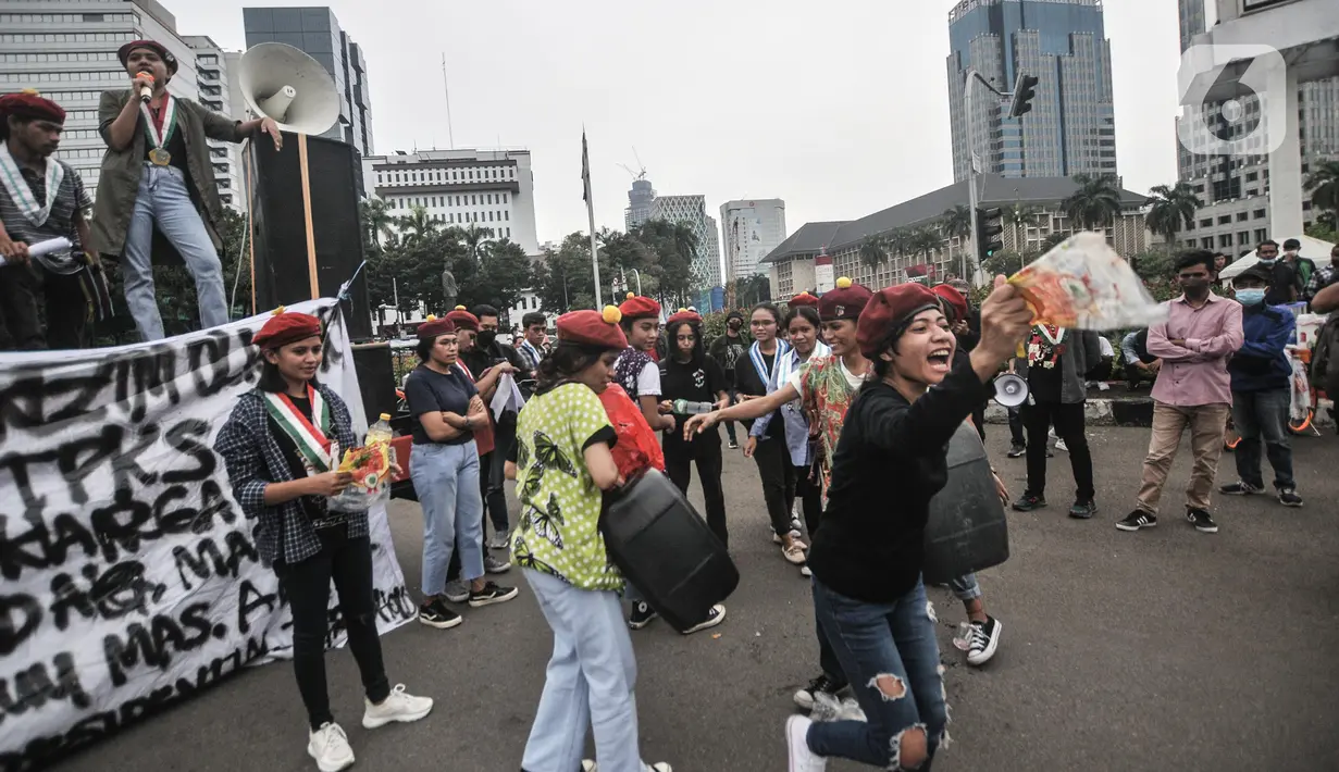 <p>Mahasiswi perempuan yang tergabung dalam Forum Mahasiswa Katolik Republik Indonesia (FMKRI) melakukan aksi teatrikal di Kawasan Patung Kuda, Jalan Merdeka Barat, Jakarta Pusat, Kamis (21/4/2022). (merdeka.com/Iqbal S. Nugroho)</p>