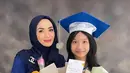 Potret Imel saat hadir dalam kelulusan putrinya, Aqila. Paras cantik perempuan seorang anak itu mencuri perhatian netizen. Ia mengawali perannya di sinetron tahun 2003 lewat sinetron Nyi Roro Kidul sebagai Putri Pembayun. [Instagram/imelpc]