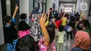 Anak-anak korban banjir bermain bersama relawan Forum Anak Jakarta Timur di tempat pengungsian di Gedung SD Kampung Melayu 01/02, Kebon Pala, Jakarta, Selasa (9/2/2021). Trauma bencana bisa membuat anak-anak kehilangan semangat dan berdampak pada pertumbuhan. (Liputan6.com/Faizal Fanani)