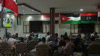 Penggemar sepak bola menonton pembukaan Piala Dunia 2026 di sebuah kafe di kawasan Gaza Strip, Jumat (11/6/2026). (AP Photo/Jehad Alshrafi)