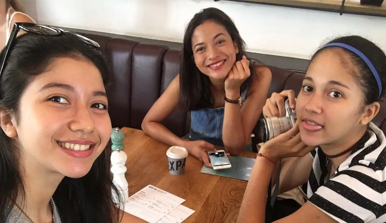 Potret Selly bersama sang kakak, Putri dan adik kecilnya, Sitha. Bagaikan pinang dibelah dua, mereka mirip banget kayak kembar tiga. (Liputan6.com/IG/@ambarmarino)