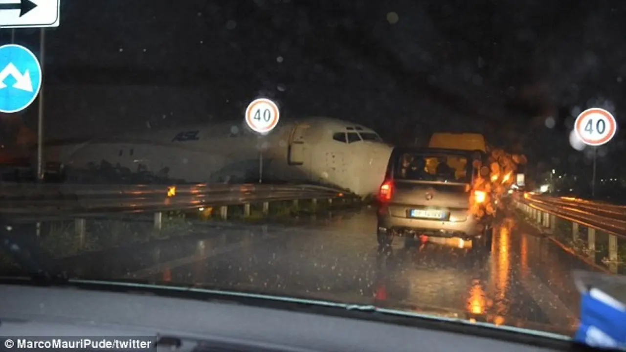 Burung besi kargo dilaporkan tergelincir di landasan pacu di bandara Italia, sebelum menabrak tembok pembatas di jalan yang sibuk. (Twitter/MarcoMauriPude)