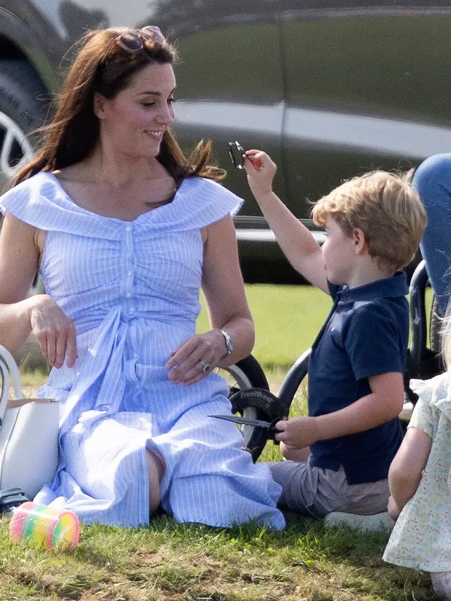 Putri Charlotte dan Pangeran George Saat Main di Luar