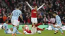 Bek Manchester City, Danilo, menjatuhkan gelandang Arsenal, Jack Wilshere, pada final Piala Liga di Stadion Wembley, London, Minggu (25/2/2018). City menang 3-0 atas Arsenal. (AFP/Adrian Dennis)