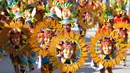 Orang-orang bersuka ria dalam parade "Canto a la Tierra" selama Karnaval Hitam dan Putih di Pasto, Kolombia, Jumat (3/1/2020). Karnaval yang telah diakui oleh UNESCO sejak 2009 tersebut berlangsung setiap Januari. (Photo by Raul ARBOLEDA / AFP)