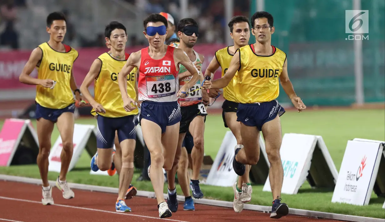 Pelari 5000 meter putra kategori T11 Asian Para Games 2018 saat laga final di SUGBK, Jakarta, Jumat (12/10). Diperlukan hubungan yang kuat dan menyatu antar pemandu kategori T11  dengan pelari utamanya. (Liputan6.com/Helmi Fithriansyah)
