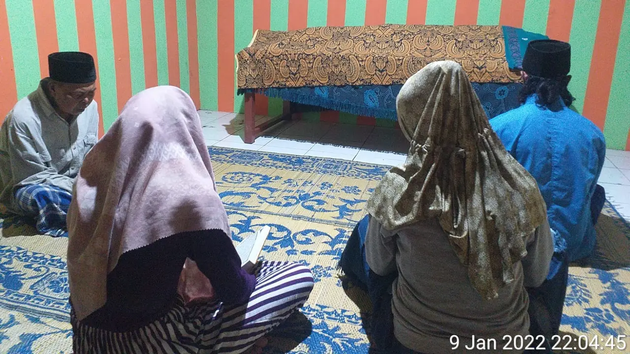 Yasinan dan tahlil untuk mendoakan orang yang meninggal, sebelum dimakamkan di Pemalang. (Foto: Liputan6.com/Humas Polres Pemalang)