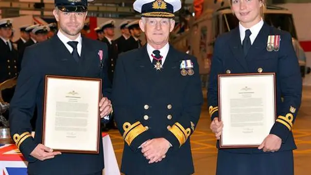 Bodyguard ganteng Pangeran William mendapat Outstanding Achievement di Naval Air Squadron. (fleetairarmoa.org)