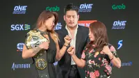 Dua petarung MMA ONE Championship, Angela Lee (kiri) dan Mei Yamaguchi (kanan).