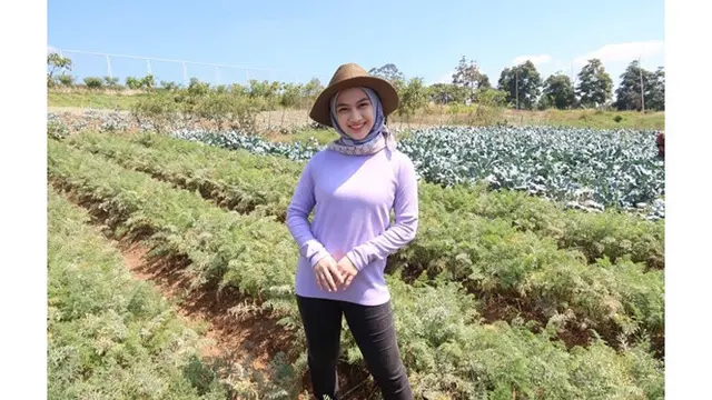 Gemar Bercocok Tanam, Ini 6 Potret Melody Eks JKT48 di Tengah Sawah