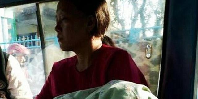 Ibu yang membawa pulang jenazah bayinya dari Rumah Sakit dengan naik angkot/copyright merdeka.com/instagram.com/seputar_lampung