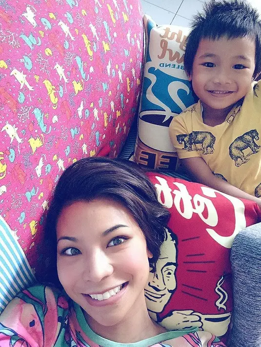 Ketika miliki waktu senggang, terlihat Daanish pun tetap mengabadikan foto bersama dengan anaknya. (Instagram/shareefadaanish)