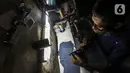 Pekerja menyelesaikan pembuatan sepatu di industri rumahan daerah Kuningan, Jakarta Selatan, Jumat (22/1/2020). Pemilik industri sepatu rumahan ini mengaku selama pandemi omzet berkurang hingga 70 persen. (Liputan6.com/Johan Tallo)