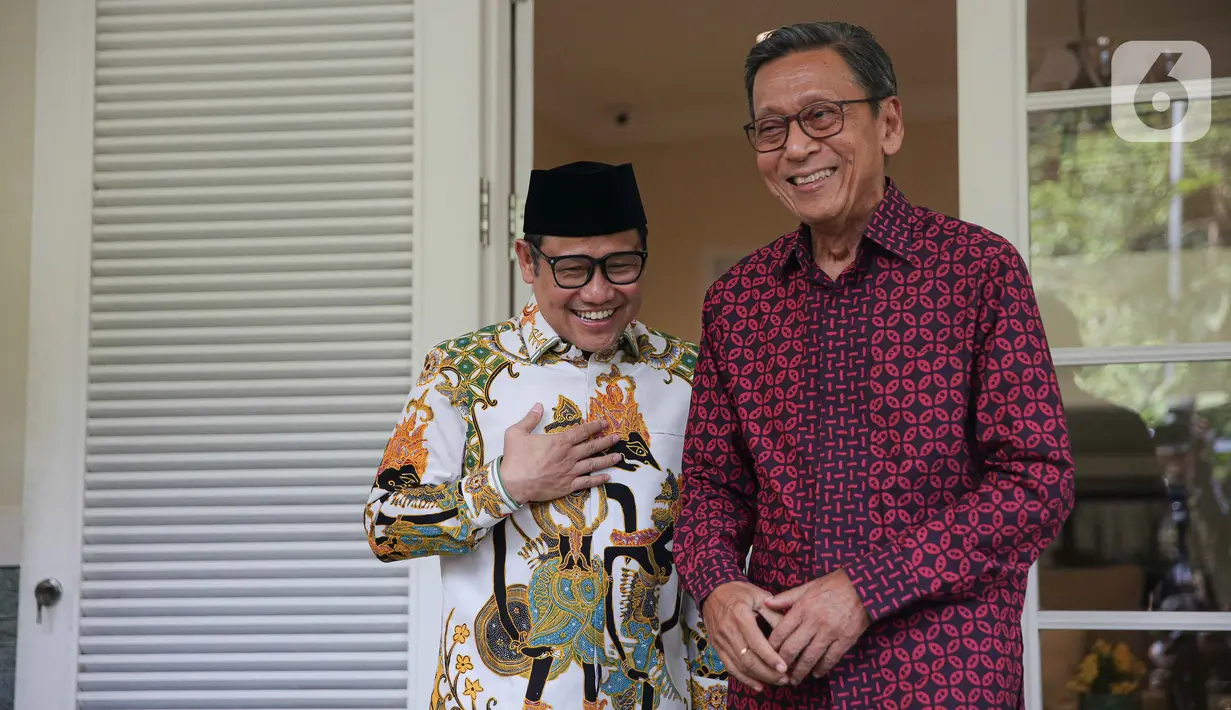 Cak Imin yang berbatik putih dengan corak tokoh pewayangan langsung disambut oleh Boediono yang mengenakan batik merah. (Liputan6.com/Faizal Fanani)