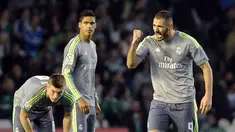 Ekspresi Karim Benzema setelah mencetak gol balasan ke gawang Real Betis dalam lanjutan La Liga Spanyol di Stadion Benito Villamarin, Sevilla, Senin (25/1/2016) dini hari WIB. (AFP/Cristina Quicler)