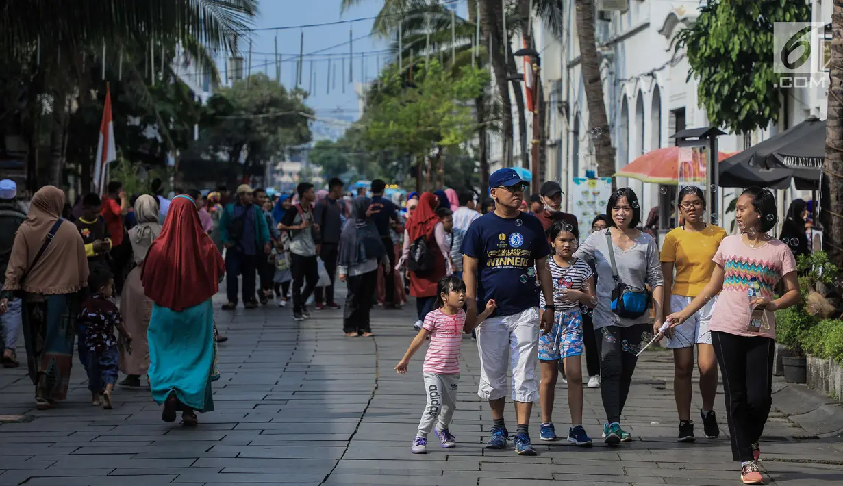 Wisatawan menikmati suasana kawasan Kota Tua, Jakarta, Sabtu (8/6/2019). Selama libur lebaran 2019, sejak 7 Juni kemarin hingga beberapa hari kedepan, jam berkunjung ke berbagai museum di kawasan wisata sejarah Kota Tua diperpanjang hingga pukul 20.00 WIB. (Liputan6.com/Faizal Fanani)