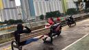 Warga memarkirkan kendaraannya di trotoar saat bersantai di Danau Sunter, Jakarta, Jumat (19/1). Meskipun telah dibenahi, masih banyak warga yang memarkirkan sepeda motornya di trotoar tersebut. (Liputan6.com/Immanuel Antonius)