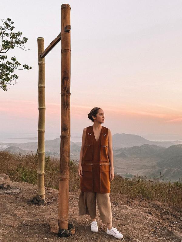 Cathy Sharon saat berada di atas bukit Mantar yang dikenal sebagai salah satu Negeri di Atas Awan (Dok.Instagram/@cathysharon/https://www.instagram.com/p/B4wJCRopcCF/Komarudin)