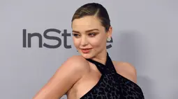 Miranda Kerr berpose untuk fotografer pada acara after party Golden Globes 2018 di Los Angeles, Minggu (7/1). Di karpet merah, Miranda Kerr langsung menjadi pusat perbincangan karena perutnya yang sudah terlihat membuncit. (Chris Pizzello/Invision/AP)