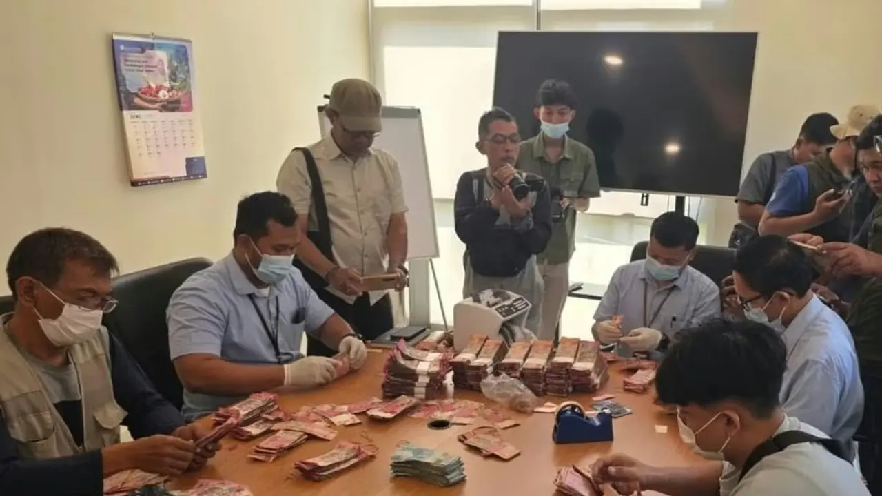Petugas Bank Indonesia Tegal memeriksa dan menghitung uang Rp 1,5 Miliar yang rusak akinbat banjir