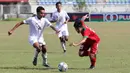 Bek Timnas Indonesia U-19, Firza Andika, berusaha melewati pemain Thailand U-19 pada laga Piala AFF U-18 di Stadion Thuwanna, Yangon, Jumat (15/9/2017). Hingga babak pertama usai skor masih imbang 0-0. (Liputan6.com/Yoppy Renato)