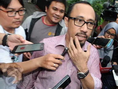 Anggota Komisi V DPR dari Fraksi Partai Amanat Nasional (PAN) Andi Taufan Tiro seusai menjalani pemeriksaan di Gedung KPK, Jakarta, Jumat (12/2). (Liputan6.com/Helmi Afandi)