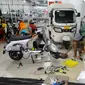 Mekanik menyelesaikan proses konversi motor listrik pada bengkel Elders Garage di basement Gedung Smesco, Jakarta, Selasa (20/12/20222). Konversi motor konvensional bermesin bensin ke listrik menjadi salah satu kebijakan yang dikeluarkan pemerintah. Untuk mempercepat tren elektrifikasi, pemerintah mendorong program konversi dengan memberikan subsidi Rp 6,5 juta.
(merdeka.com/Arie Basuki)