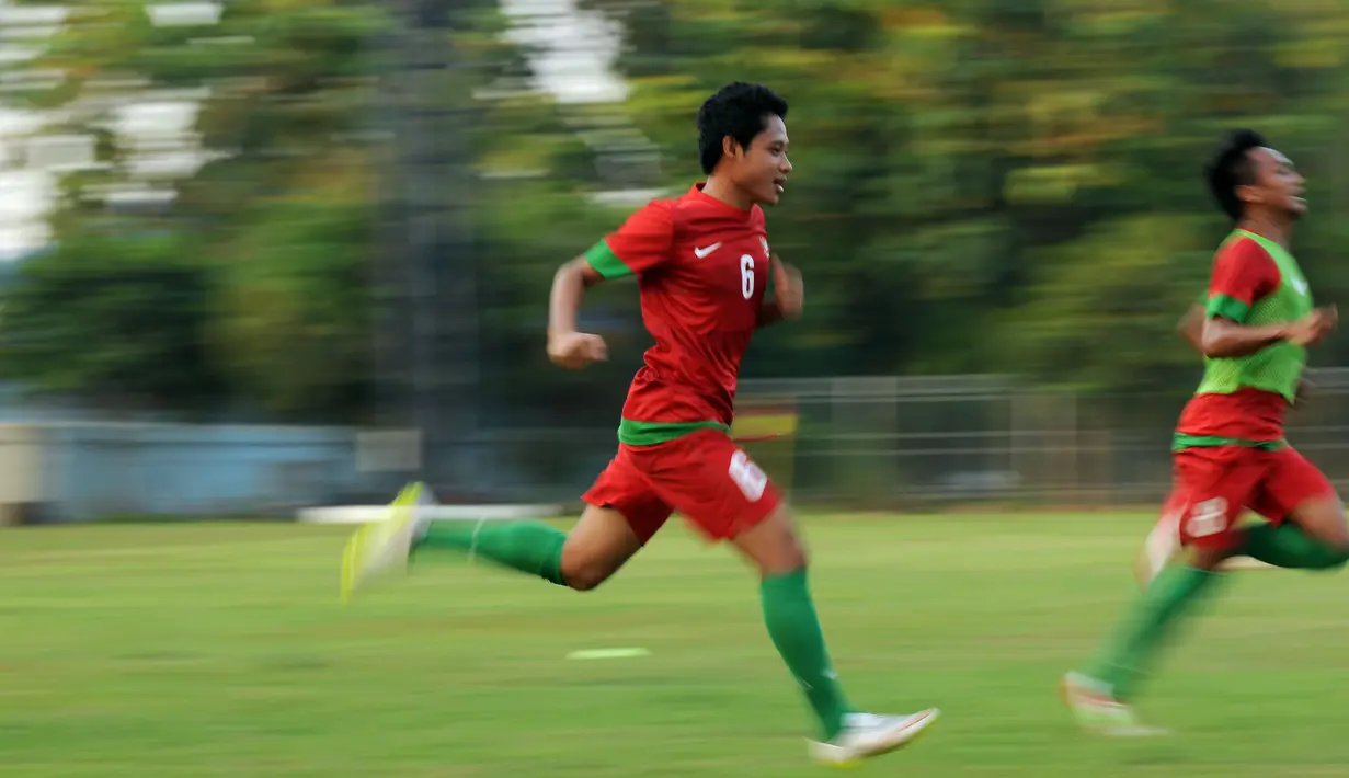 Timnas Indonesia U-23 kembali melakukan latihan di Lapangan Sutasoma Halim Perdanakusuma, Jakarta, Sabtu (23/5/2015). Tampak, gelandang timnas U-23, Evan Dimas Darmono (kiri) saat beradu cepat berlari. (Liputan6.com/Helmi Fithriansyah)